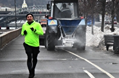 Тротуары и пешеходные зоны в Москве дополнительно обрабатывают реагентами из-за гололеда