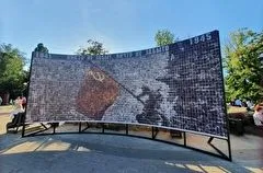 Пострадавшую от ветра инсталляцию из 2,6 тыс. фотографий участников войны в Белгороде вернули на прежнее место
