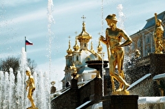 Почти 2,5 млн человек посетили фонтаны Нижнего парка Петергофа с начала сезона