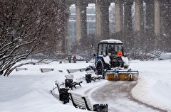 Почти 1 тыс. кубометров снега вывезено с улиц Петербурга