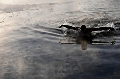 Якутские "моржи" устроили заплыв на реке в 33-градусный мороз
