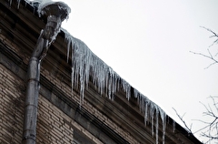 Столичные власти открыли горячую линию по уборке снега и сосулек во дворах