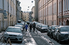 Пешие инспекторы начали снимать посторонние предметы с номеров автомобилей в зоне платной парковки Петербурга