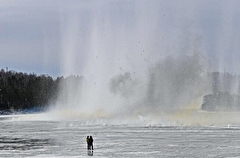 Лед подорвали на свердловских озерах и реках для безопасного паводка