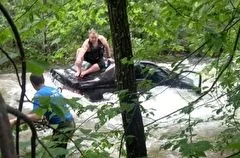 Мужчину спасли из машины, плывшей по бурной реке в Иркутской области