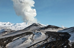 Вулкан Эбеко на Северных Курилах выбросил пепел на высоту 3,5 км
