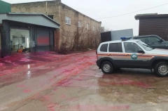 Рассыпанный краситель окрасил потоки дождевой воды на улице Уфы в красный цвет