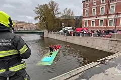 Автобус с пассажирами упал в реку в Петербурге
