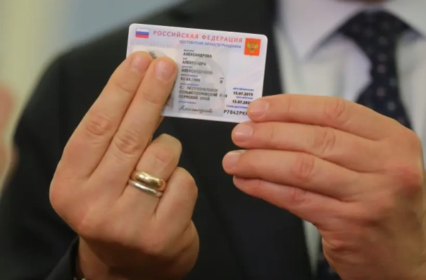 В Москве стартует эксперимент по выдаче иностранцам электронных паспортов