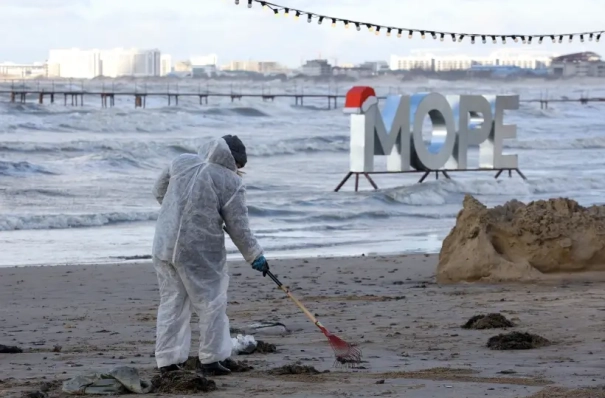 Владелец и фрахтователь танкера "Волгонефть-212" никак не участвуют в ликвидации последствий ЧП - Росприроднадзор