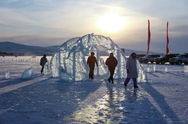 Скульпторы из пяти регионов РФ построили лабиринты и тоннели на льду Байкала