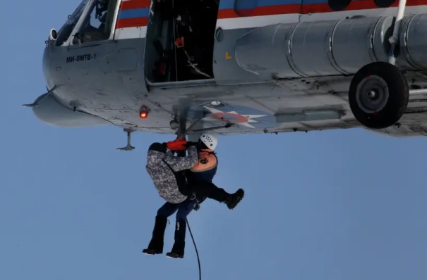 Спасатели с помощью вертолета снимают рыбаков с дрейфующей в море льдины на юге Сахалина