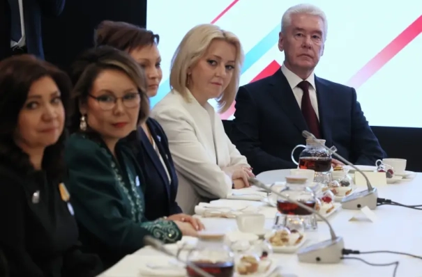 Собянин вручил награды заслуженным москвичкам в преддверии 8 марта