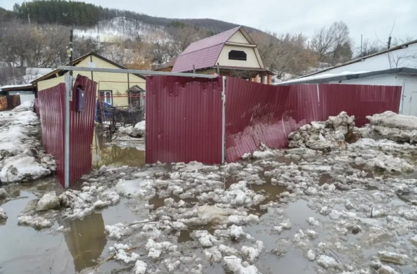 Пять жилых домов и 60 участков остаются подтопленными в челябинской Аше - МЧС