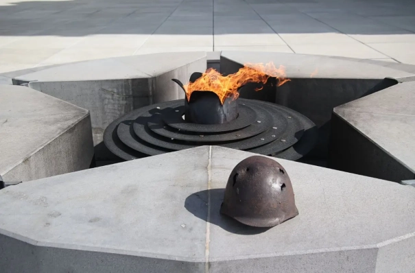 Подростки пытались потушить Вечный огонь в Южно-Сахалинске, возбуждено уголовное дело