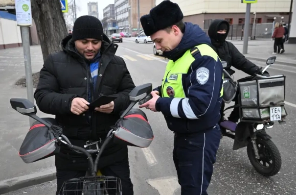 Полиция Петербурга начала изымать электровелосипеды у курьеров-нарушителей