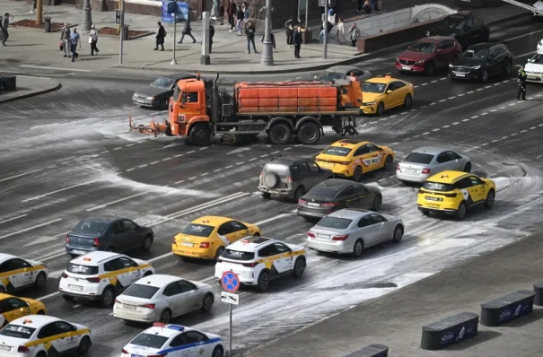 Дороги и тротуары столицы промоют с шампунем после зимы