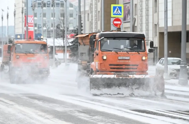 Последствия снегопада ликвидируют на дорогах в Новосибирской области