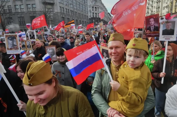 "Бессмертный полк" в этом году пройдёт в смешанном формате, включая традиционный - организаторы