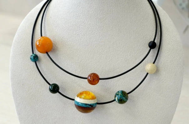 Янтарный комбинат создал украшение с видом Земли из космоса