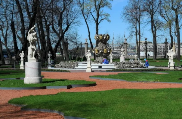 Деревянные футляры снимут со скульптур Летнего сада в Петербурге после зимы