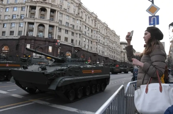 Ряд улиц в центре Москвы перекроют в среду вечером из-за репетиции парада Победы