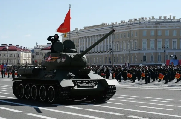 Парад Победы с участием более 5 тыс. человек прошел в Петербурге