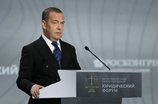 Медведев считает возможным договариваться об украинском урегулировании только с равноправными и договороспособными партнерами