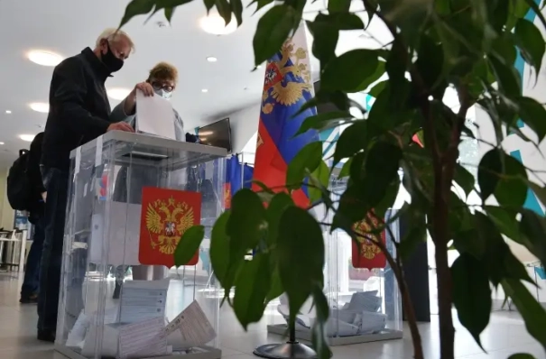 Выборы губернатора и депутатов трех региональных заксобраний начались на Урале