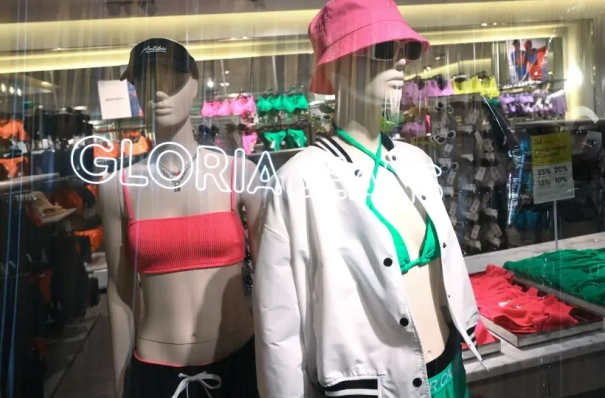 Володин призвал владельцев магазинов уже сейчас менять вывески на русские