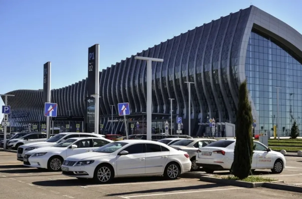 Песков рассказал, когда возобновит работу аэропорт Симферополя