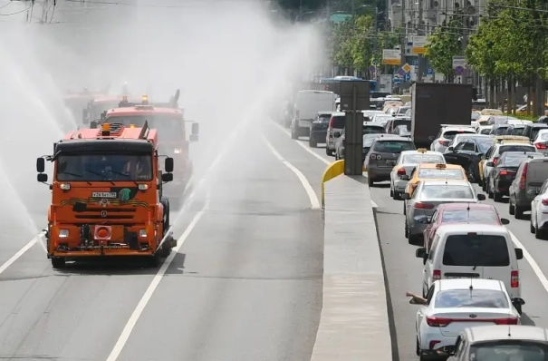 Дороги усиленно поливают в Нижнем Новгороде и Ульяновске из-за жары