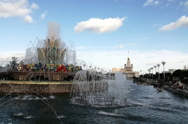 Фонтаны в Москве начали готовить к завершению сезона