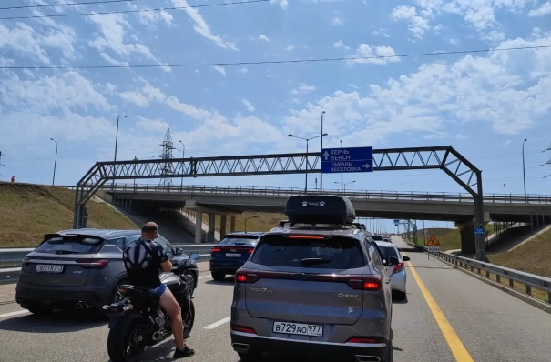 Больше тысячи машин ожидают досмотра перед Крымским мостом на выезде из Крыма