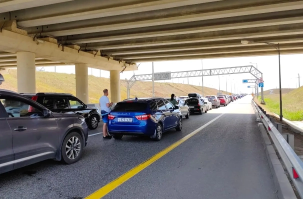 Свыше 1,4 тысячи машин скопились в очереди на досмотр перед Крымским мостом