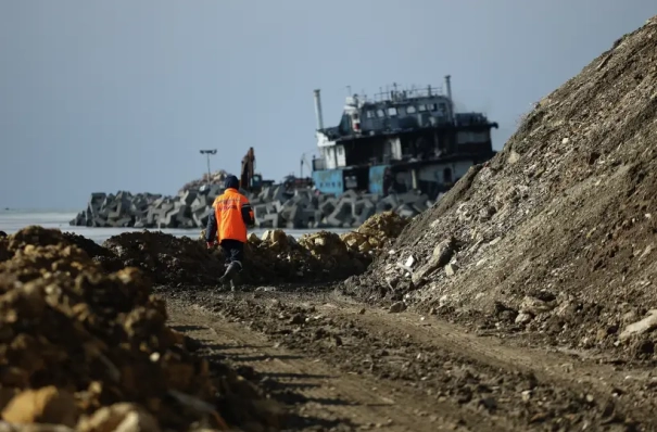 Нефтепродукты из затонувшего танкера "Волгонефть-212" продолжают поступать в Черное море - Росприроднадзор