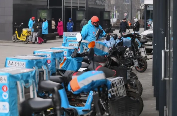 Почти 900 мигрантов-нарушителей нашла полиция, проверяя курьеров в Петербурге и Ленобласти