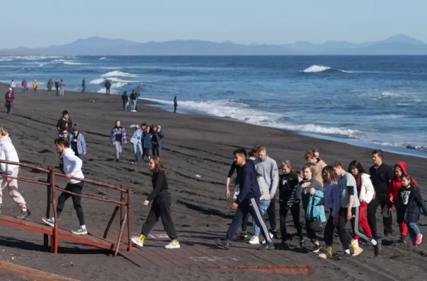 Около 60 человек вывезли с Халактырского пляжа на Камчатке из-за угрозы цунами