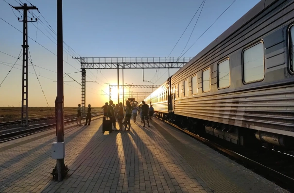 Около 40 поездов задерживаются после падения БПЛА в районе станции в Ростовской области