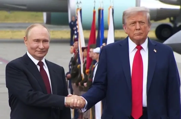 Путин и Трамп начали встречу тет-а-тет