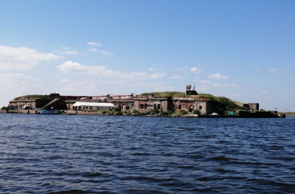 Историческая реконструкция, парад яхт и концерт ожидают гостей форта Тотлебен в Кронштадте
