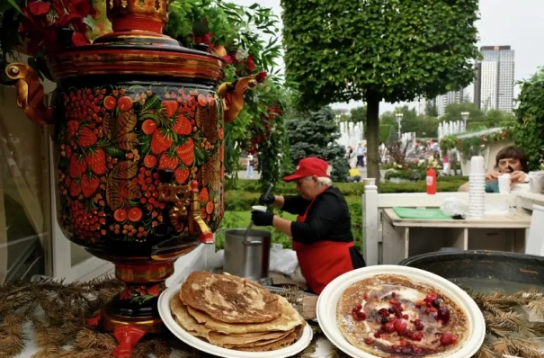 Собянин и Лут посетили фестиваль "Вкусы России" на ВДНХ в Москве