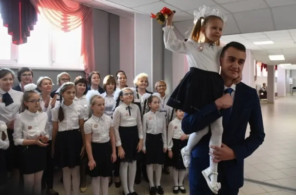 Мишустин поздравил российских школьников и студентов с Днём знаний