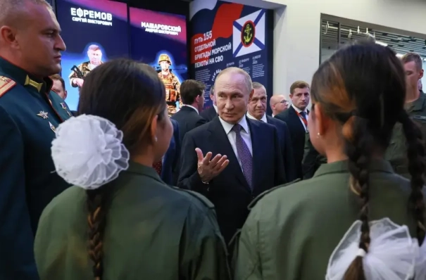 Путин поддерживает идею об открытии центров "Воин" в каждом регионе РФ