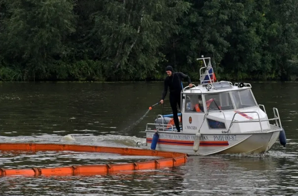 Работы по предотвращению загрязнения реки Миасс нефтепродуктами продолжают в Челябинске