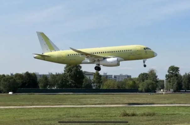 Построенный по серийным технологиям импортозамещенный SJ-100 совершил первый полет - Ростех