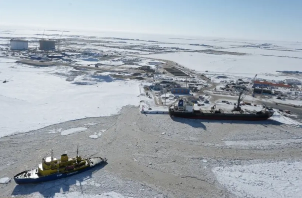 Порт Сабетта вводит с 24 ноября обязательную ледокольную проводку судов Ice3