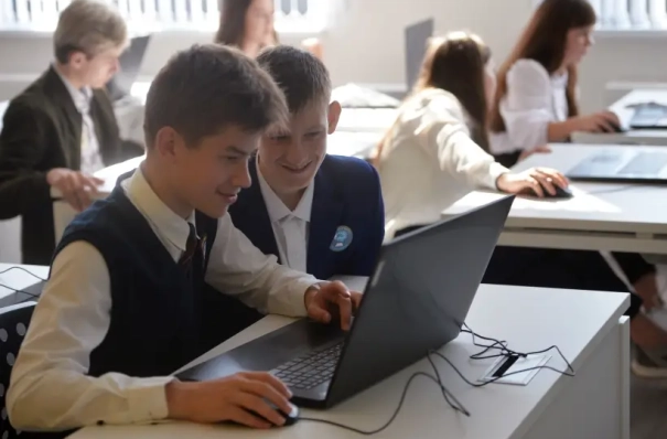 В Совбезе РФ предостерегли от избыточной цифровой трансформации образовательного процесса