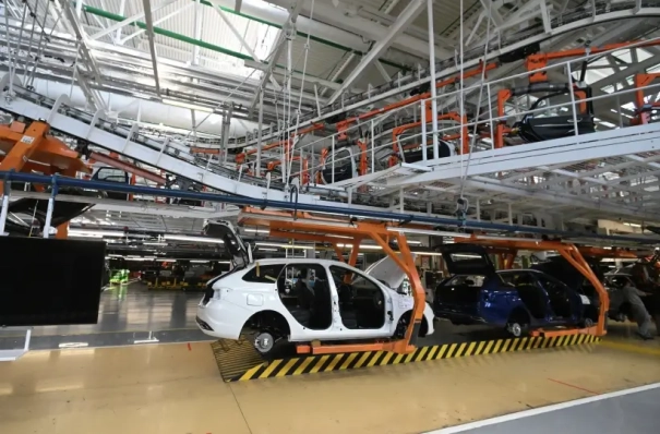 Выпуск легковых автомобилей в РФ упал почти наполовину с октября 2024 года