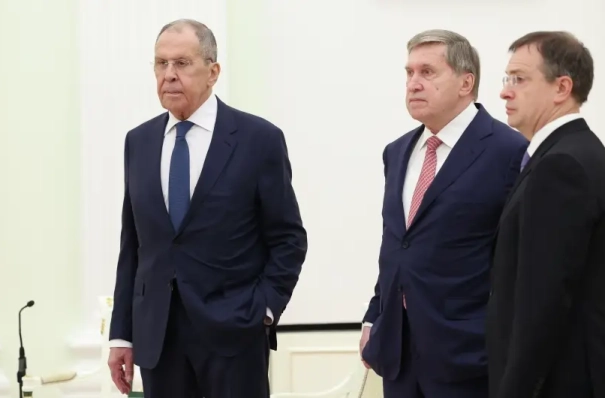 МИД РФ и Мединский будут заниматься переговорами по украинскому урегулированию - Путин